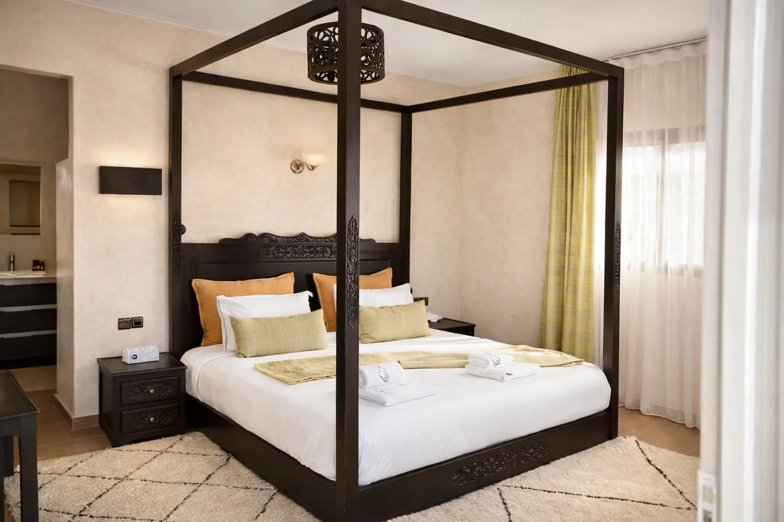 Suite Deluxe avec grand lit, salon et décoration luxueuse